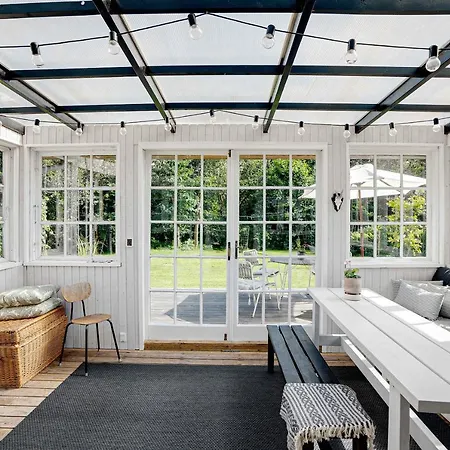 Charming Close To A Beautiful Feriehus *